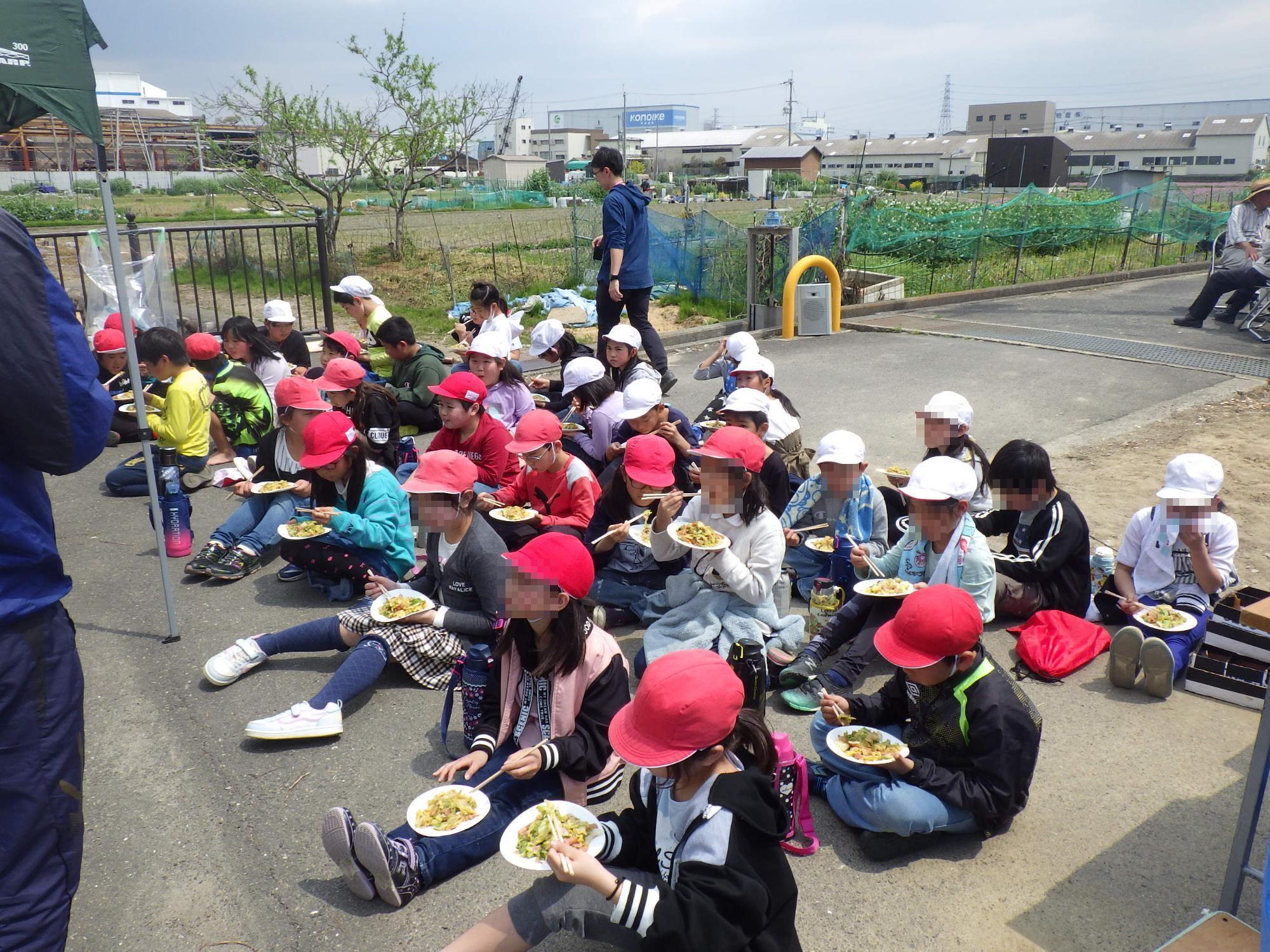 昼食を食べる小学生